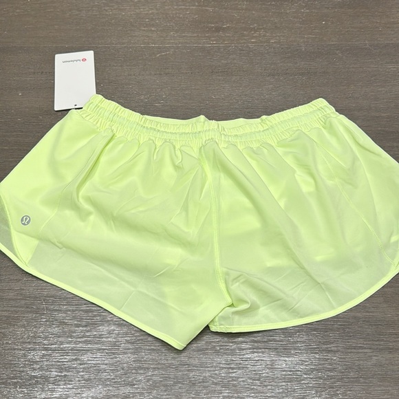Lululemon Hotty Hot Low-Rise Lined Short 2.5" Lime Green Size 12 - Picture 5 of 6